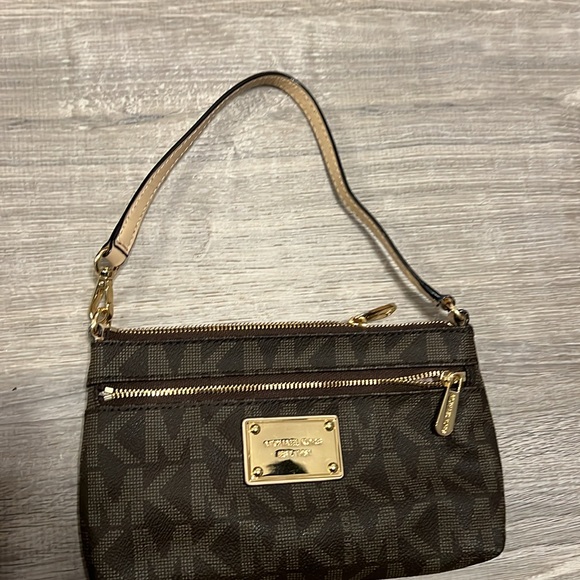 Like new Michael Kors Wristlet - Picture 11 of 11